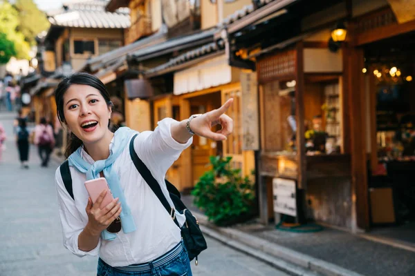 Tourist Standing Japanese Traditional Street Joyfully Pointing Shop Lady Backpacker — Stock Photo, Image