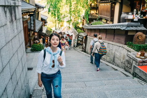エレガントな女性の観光の一人旅と三年の通りの階段を歩いてします バックパッカーは 日本でセルフガイド旅行で京都を訪れます アジア概念の夏季休暇 — ストック写真