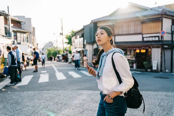 Beautiful Traveler Crossing Road Looking Online Map Arrive Hotel Kyoto — Stock Photo, Image