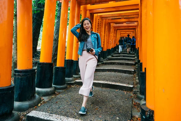 Volle Lengte Foto Voor Een Elegante Aziatische Reiziger Wandelen Torii — Stockfoto