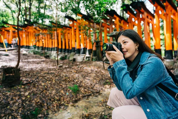 Asian Photographer Crouching Red Gate Looking Trees Tourist Visiting Temple — Stock Photo, Image