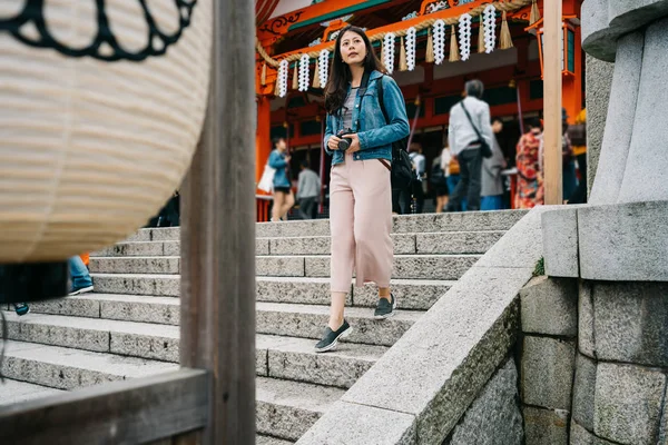 女性写真家を終えたままに階段を降りて 寺を訪問します 都市を楽しむ日本夏ホリデー ガールを旅行します 京都生活で女性観光旅行 — ストック写真