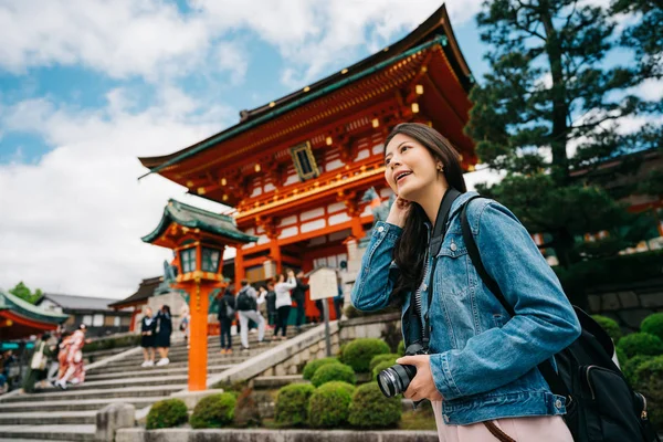 Attractive Female Photographer Standing Temple Flicks Her Hair Elegant Woman — Stock Photo, Image