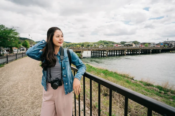 Atractiva Fotógrafa Pie Junto Río Mueve Cabello Mientras Vista Viajes — Foto de Stock