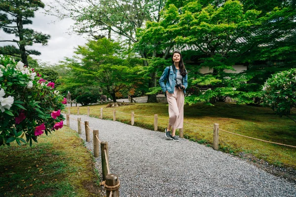 Foto Comprimento Total Viajante Feminino Elegante Andando Caminho Jardim Verde — Fotografia de Stock