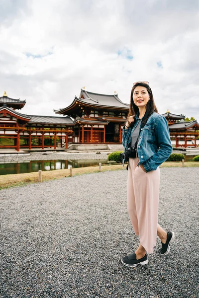 Foto Larga Duración Una Hermosa Turista Femenina Relajante Pie Frente — Foto de Stock