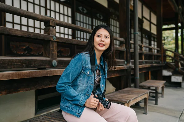 Bankta Oturan Neşeyle Gülümseyen Asya Fotoğrafçı Japonya Yaz Tatil Kız — Stok fotoğraf