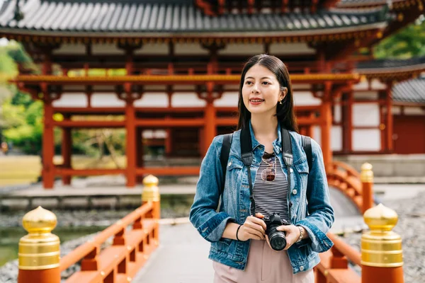 Elegantní Asijské Fotograf Pěšky Přes Most Byodo Chrámu Pozadí Šťastné — Stock fotografie