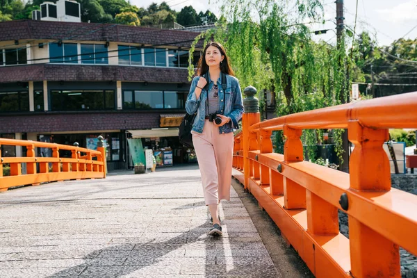 Foto Completa Viajero Asiático Elegante Caminando Por Puente Con Una — Foto de Stock