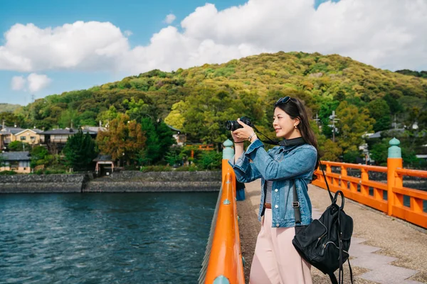 Eleganter Asiatischer Reisender Beim Fotografieren Auf Der Brücke Mit Dem — Stockfoto