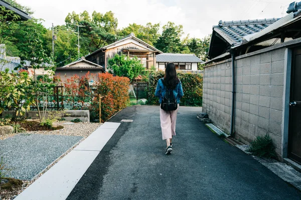 Vista Para Trás Viajante Feminino Relaxante Caminhando Pelo Jardim Japão — Fotografia de Stock