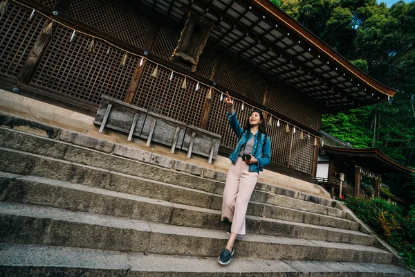 Foto Completa Elegante Fotógrafo Asiático Pie Las Escaleras Emocionado Apuntando — Foto de Stock