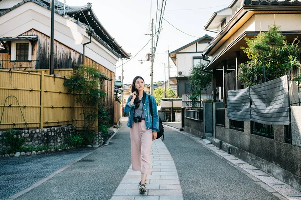 Full Length Photo Elegant Lady Walking Path Japanese Traditional Building — Stock Photo, Image