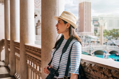 klasik tasarım binada koridorda duran kadın turist. Genç gezgin inanılmaz güzel tavan görmek rahatlatıcı. Bayan fotoğrafçı seyahat etmek tatil bize.