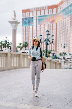 tam uzunlukta fotoğraf onu otel bırakarak ve Amerika'da sabah gezi olacak güzel bir bayan. vegas için uçuşlar sonra dinlenmeye sahip genç bir kadın. Güneşli bir günde bizi Asya seyahat.