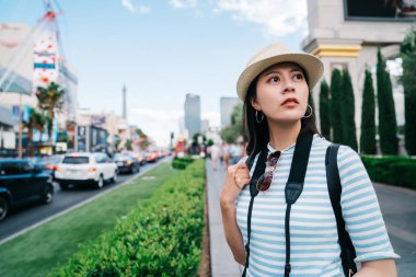 merakla sokakta duran ve Amerikan şehri görme izlerken gezgin. Genç Turizm ABD'de kentsel manzarayı hasır şapka ile. Vegas sahip backpacker içinde tatil gezileri.