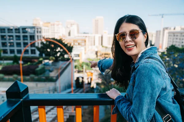 Hermosa Viajera Señalando Curiosamente Vagón Rojo Las Mejores Cosas Que — Foto de Stock