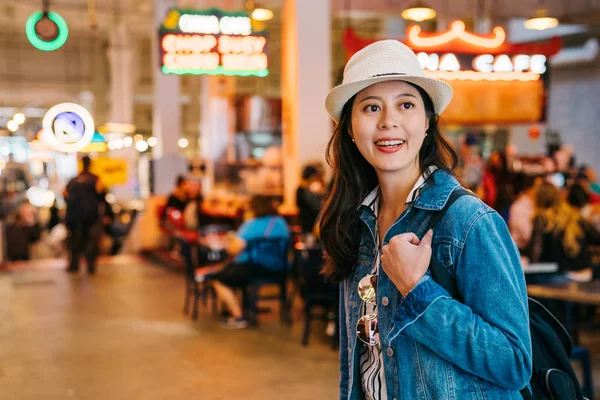 Hungry Tourist Joyfully Standing Market Food Court Finding Lunch Eat — Stock Photo, Image