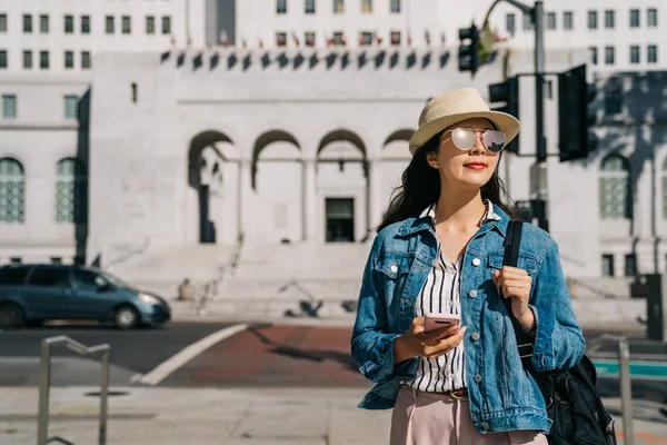 Élégante Femme Relaxante Marchant Dans Rue Regardant Beau Ciel Bureau — Photo