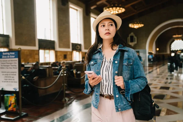 Viajera Está Sosteniendo Teléfono Celular Encontrando Camino Correcto Seguir Mensajes — Foto de Stock