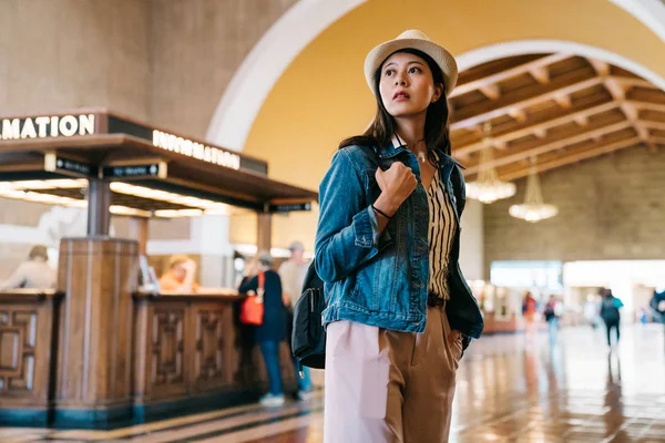 Female Traveler Standing Front Information Center Trying Find Way Herself — Stock Photo, Image