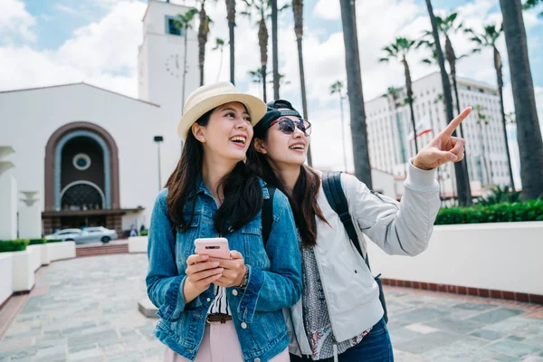 Twee Vrouwelijke Reizigers Permanent Buiten Het Station Los Angeles Bespreken — Stockfoto