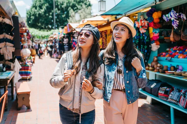 Mooie Backpackers Vrolijk Winkelen Mexicaanse Straat Samen Reizigers Visitin — Stockfoto
