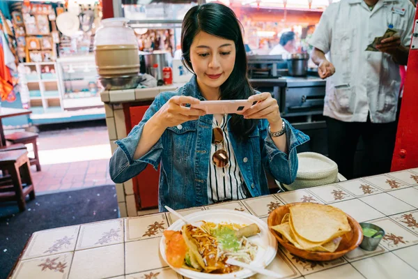 Female Tourist Trying Traditional Taco Market Let Phone Eat First — Stock Photo, Image