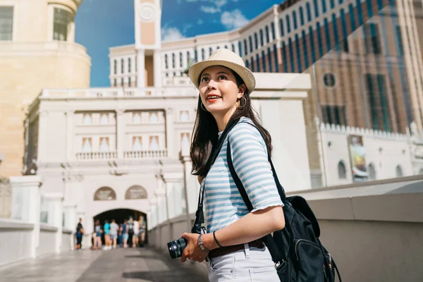 Belle Touriste Marche Rejoindre Visite Guidée Dans Musée Photographe Voyage — Photo