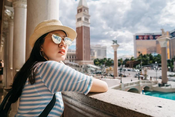 Turistické Relaxační Stál Chodbě Vysoké Budovy Sledování Město Pohled Žena — Stock fotografie