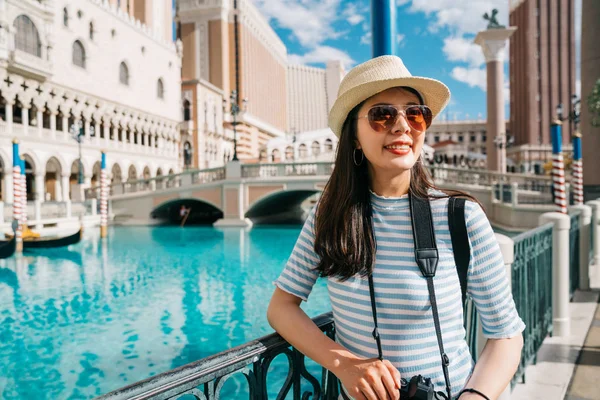 Female Photographer Joyfully Standing River Resort Hotel Las Vegas Travel — Stock Photo, Image