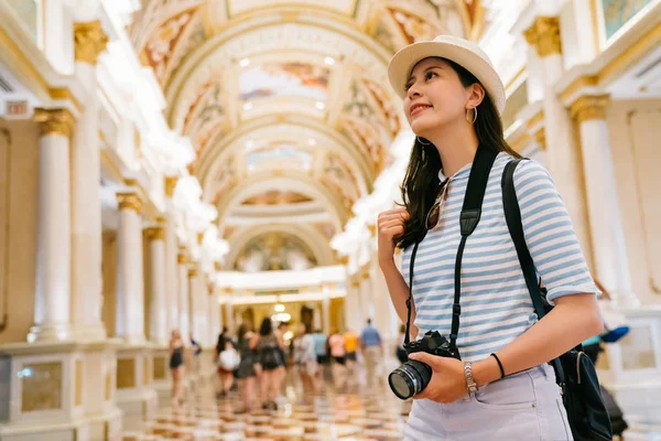 Elegantní Fotograf Stál Budově Vzhlédl Stropu Klasický Design Mladá Dáma — Stock fotografie