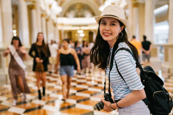 Beautiful Traveler Cheerfully Walking Shopping Mall Face Camera Smiling Woman — Stock Photo, Image