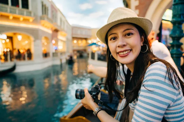 Joyful Photographer Taking Photo Blue Cannal Italy Romantic Travel Couple — Stock Photo, Image