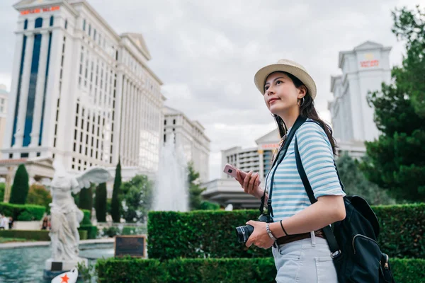 Traveler Walking Fountain City Center Tall Buildings Young Travel Photographer — Stock Photo, Image