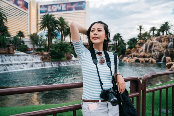 Vonzó Hölgy Flicks Haját Kapaszkodó Előtt Resort Hotel Fiatal Ázsiai — Stock Fotó
