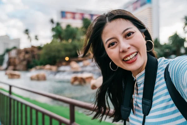 Cute Lady Taking Selfie Front Pond Park America Young Girl — Stock Photo, Image