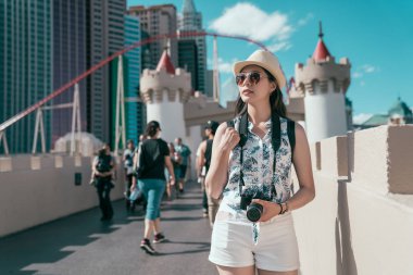 kız fotoğrafçı tema slr kamera tutarak parktan çıkıp. Şehir zevk las vegas yaz tatil kız seyahat. Bize güneşli şatoda mutlu seyahat.