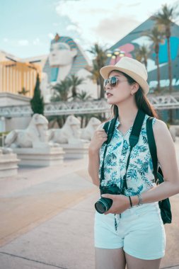 Korkunç bir las vegas'ın yanında duran genç bayan turist. Asya fotoğrafçı Tur gezi ABD. yaz tatili güzel kız seyahat.