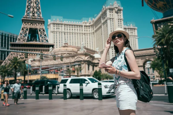愉快的夫人游客使用在线地图应用程序在手机上找到正确的方向 年轻的女孩去拉斯维加斯观光 背包客生活方式在美国 — 图库照片