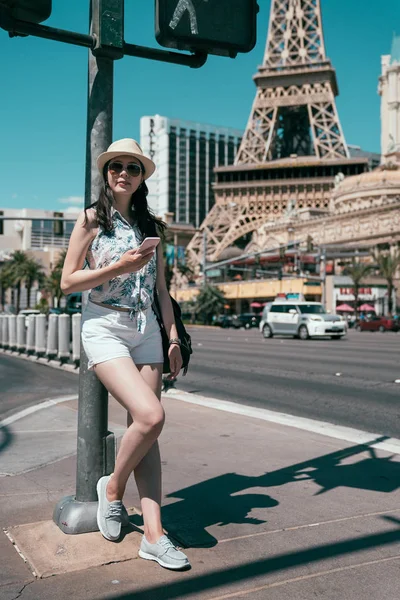 Chica Despreocupada Jugando Aplicación Juego Línea Teléfono Inteligente Mientras Espera —  Fotos de Stock