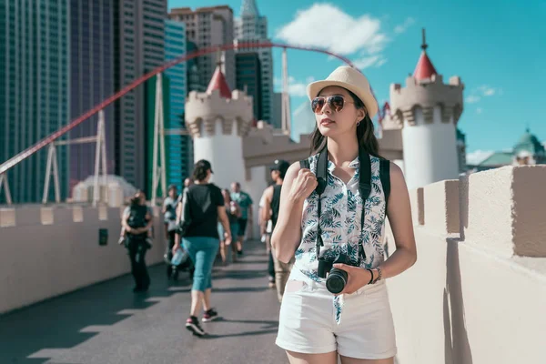 Ragazza Fotografo Piedi Fuori Dal Parco Tema Tenendo Fotocamera Slr — Foto Stock