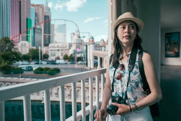 Viaggio Donna Turistica Con Macchina Fotografica Piedi Nel Corridoio Ragazza — Foto Stock