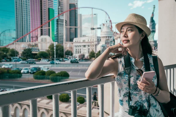 Mulher Turista Usando Guia Line Telefone Celular Contando Com Corrimão — Fotografia de Stock