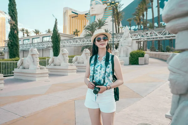Senhora Turista Alegre Com Câmera Sightseeing Esfinge Las Vegas Menina — Fotografia de Stock