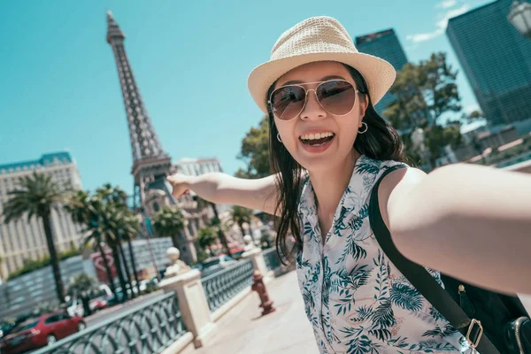Asian Woman Taking Self Portrait Selfie Photo America Travel Tall — Stock Photo, Image