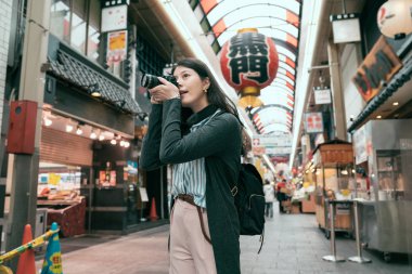 Kadın gezgin Japonca yerel yaşam tarzı geleneksel çarşı içinde Japonya fotoğraf çekme. objektif adam turist hobi seviyorum slr kamera ile fotoğraf çekimi. Fener manifatura 