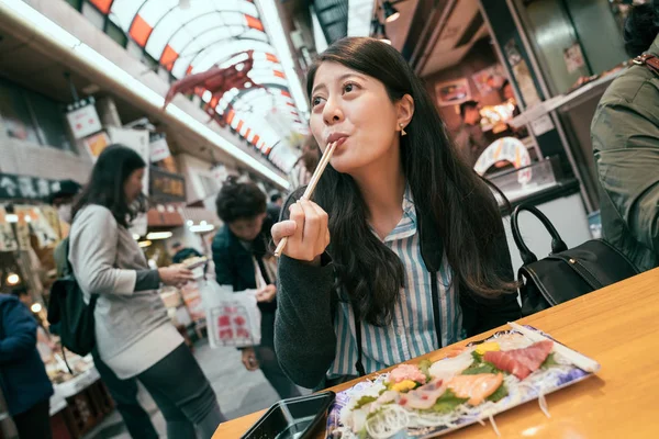 Hermoso Turista Disfrutando Sashimi Con Palillos Chica Viajera Emocionada Comiendo — Foto de Stock