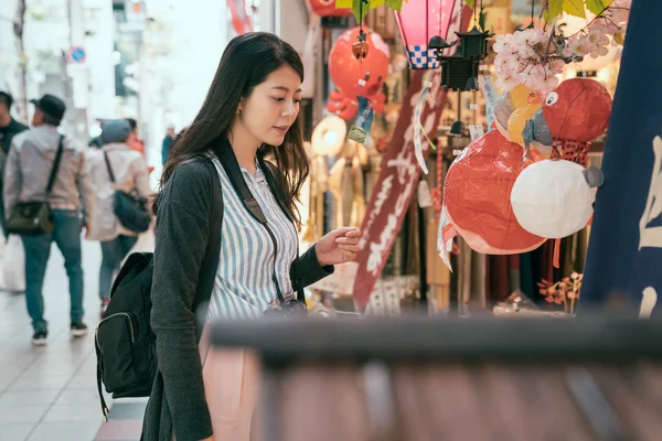 Elegant Woman Enjoy Beauty Lantern Shop Young Traveler Choosing Souvenir — Stock Photo, Image