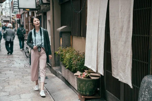 Senhora Turista Visitando Japão Andando Rua Tradicional Cidade Jovem Viajante — Fotografia de Stock